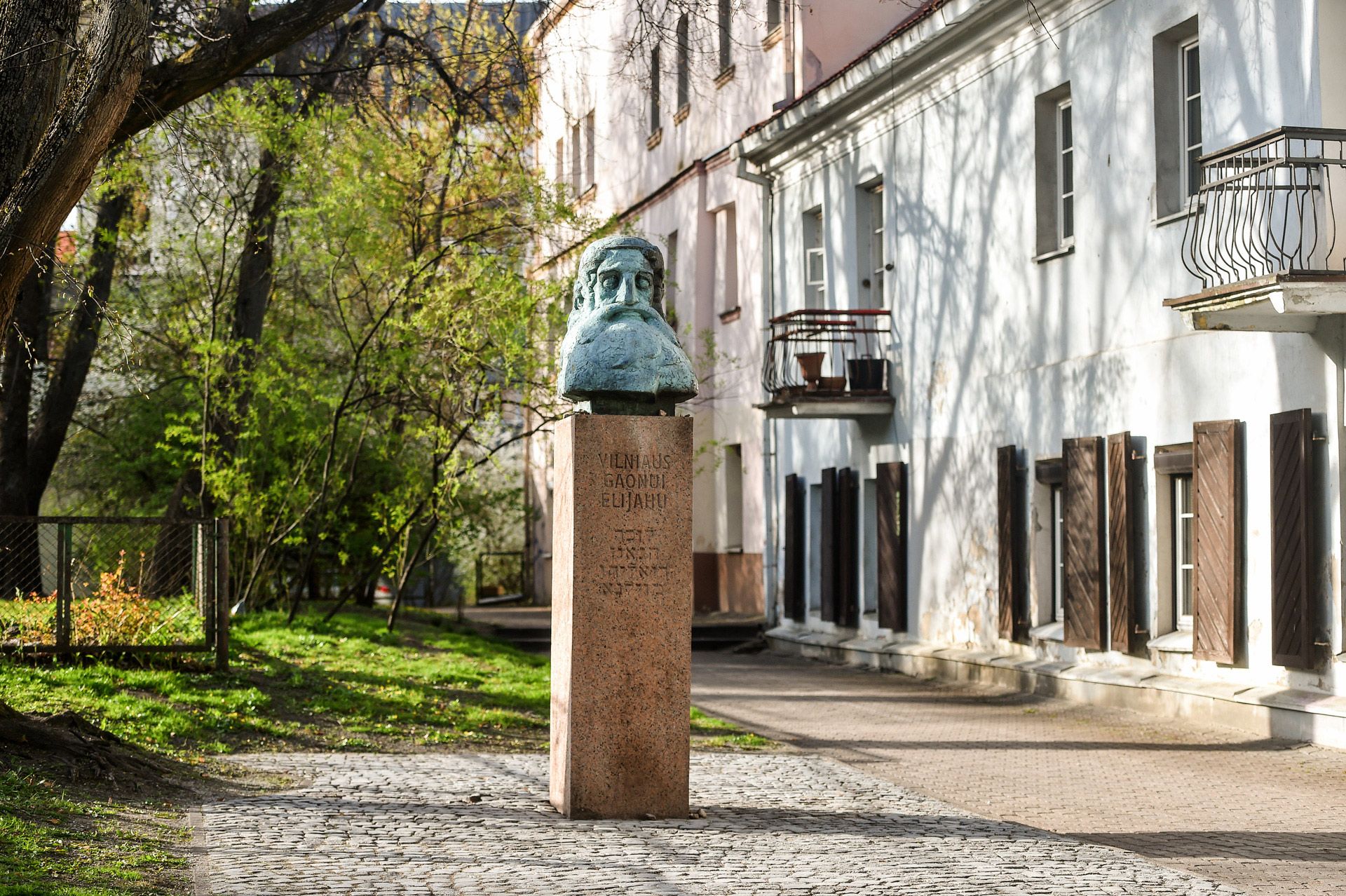 Памятник Виленскому гаону Элияху бен Шломо Залману (1720–1797) на улице Жиду в Вильнюсе. Фото: Анна Гаврилова
