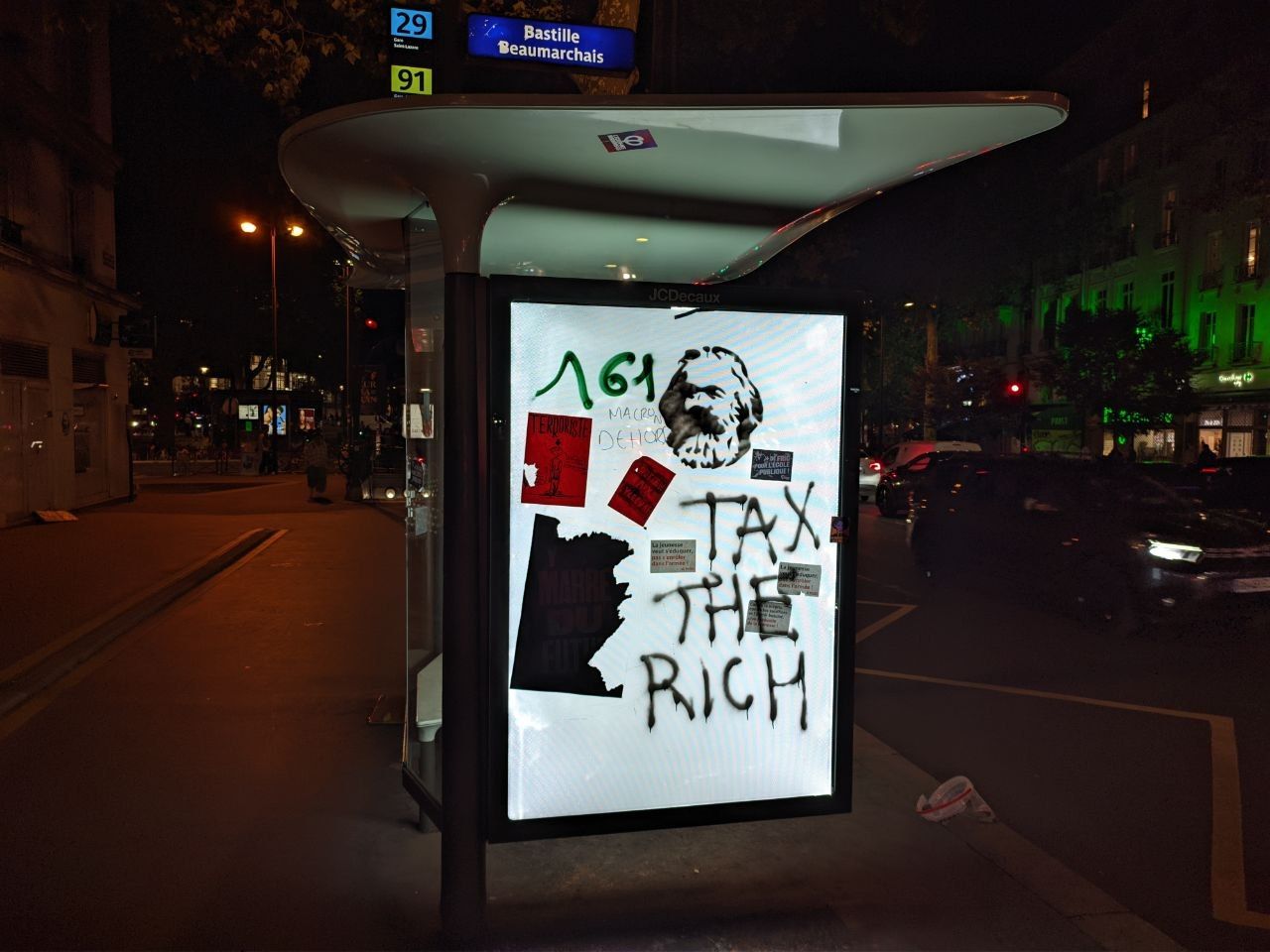 Traces of the demonstration in the evening city