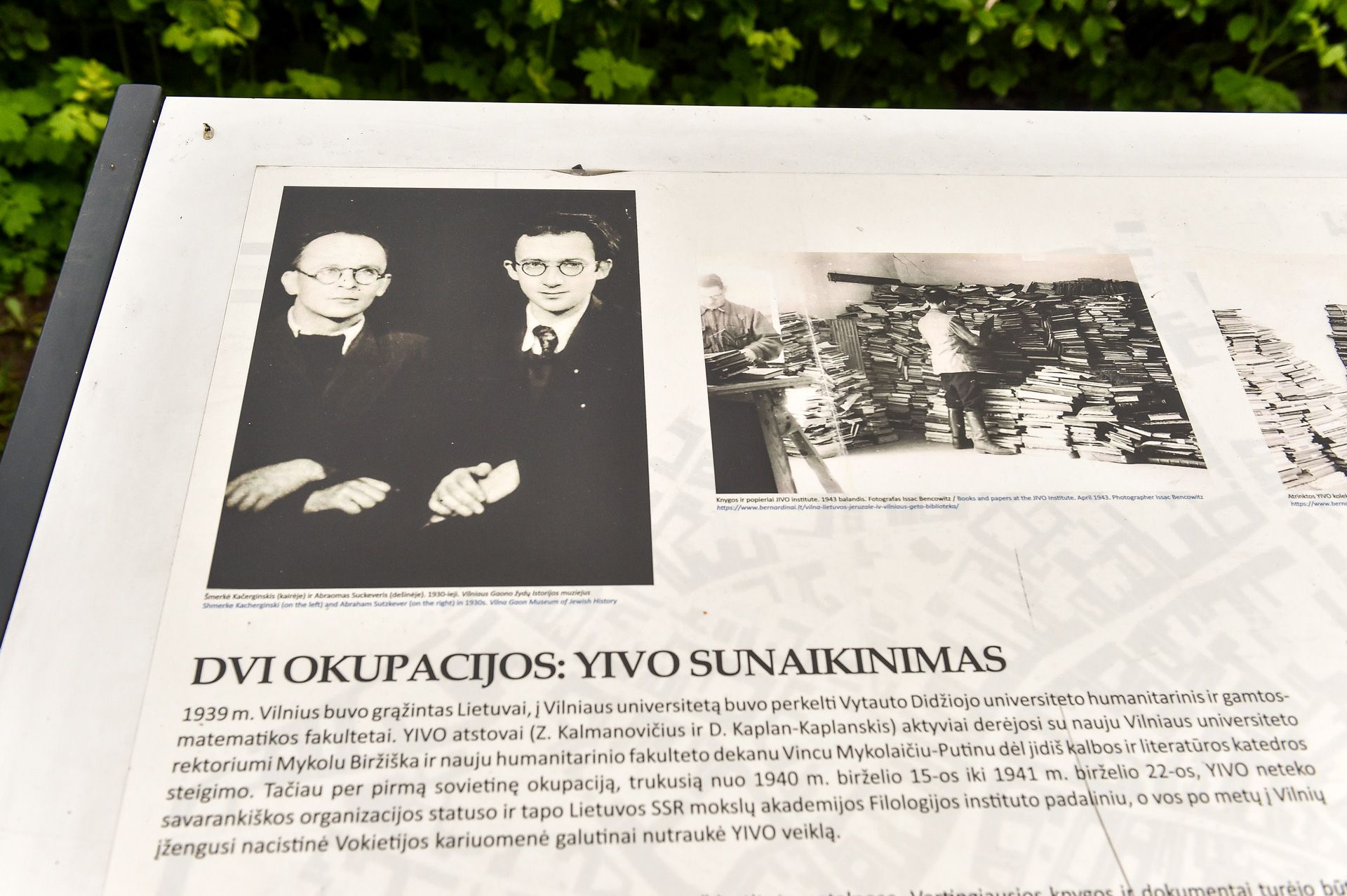На фотографиях — поэты Шмерке Качергинский и Авром Суцкевер, а также книги и документы института ИВО в 1943 году. Фото: Анна Гаврилова