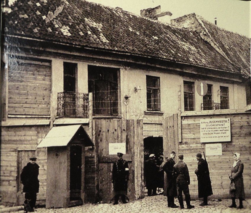 Главный вход в Виленское гетто, 1941 год. Автор неизвестен. Фото: The Green House / Wikimedia Commons, Public Domain