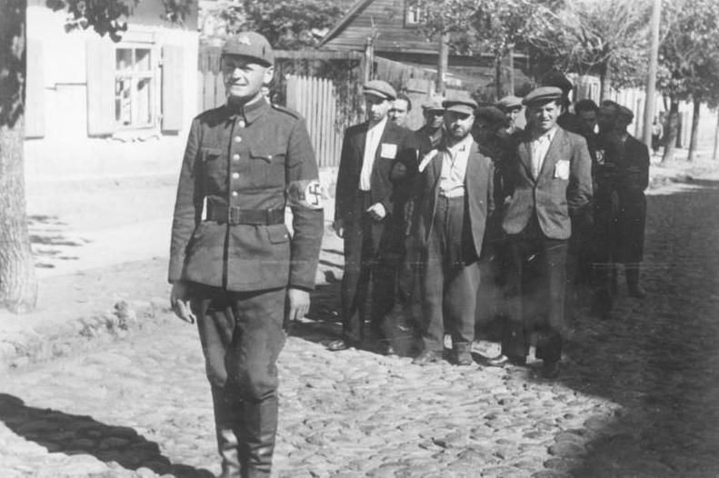Евреи Вильнюса под охраной литовского полицейского, июль 1941 года. Фото: Schmidt-Schaumburg / Bundesarchiv, Bild 183-B10160 / CC BY-SA 3.0 DE