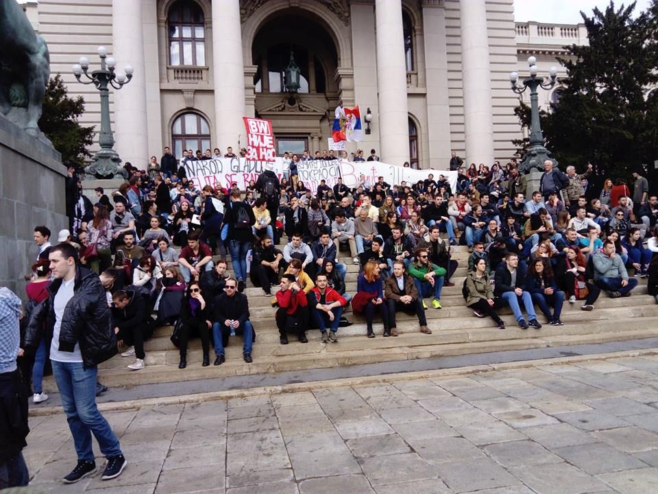 Manifestants sur les marches du parlement, Belgrade, 8 avril 2017. Photo : Wikipedia / DustBGD89-3 / CC BY-SA 4.0